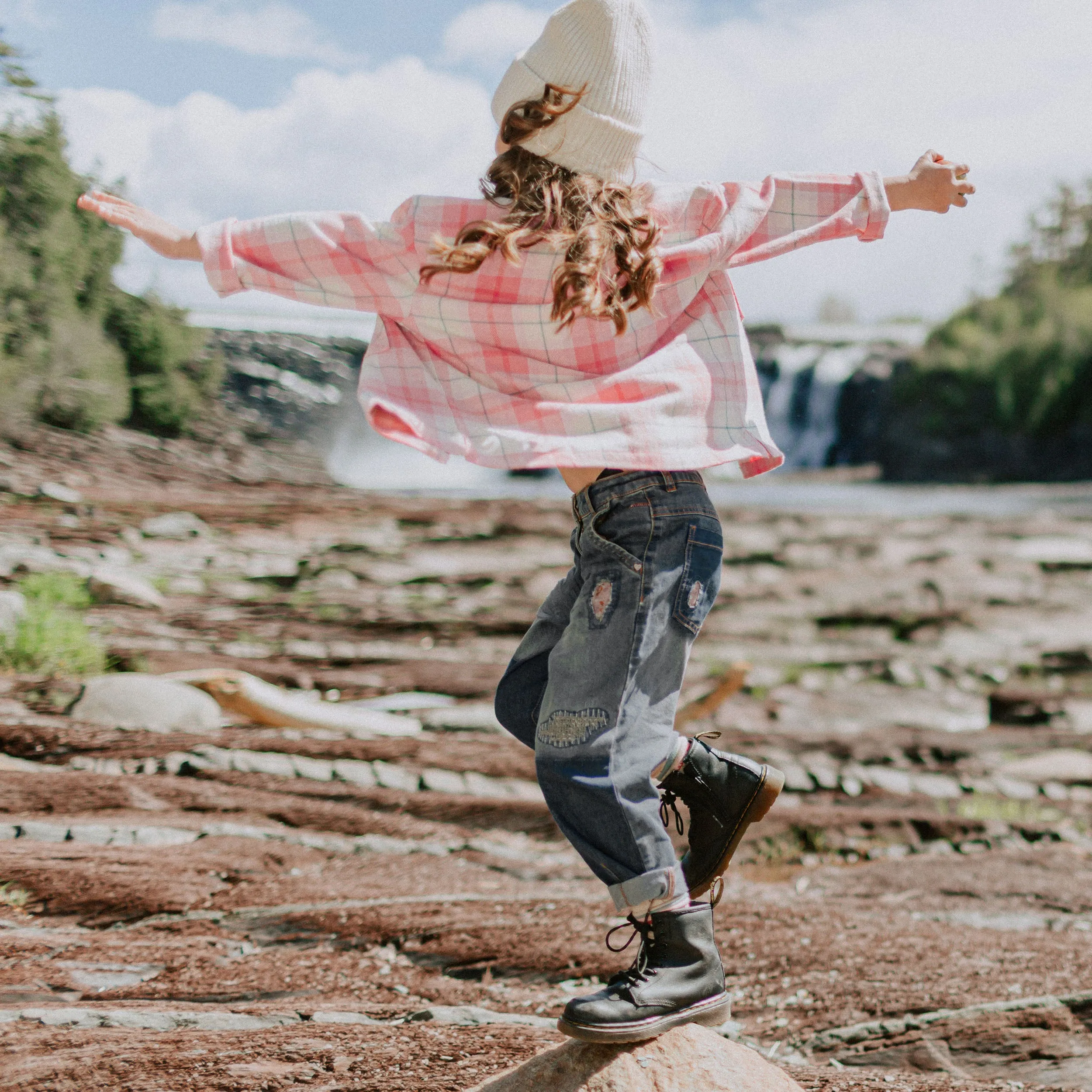 Pantalon coupe décontractée et large en denim léger, enfant || Pants in relaxed and wide fit in light denim, child