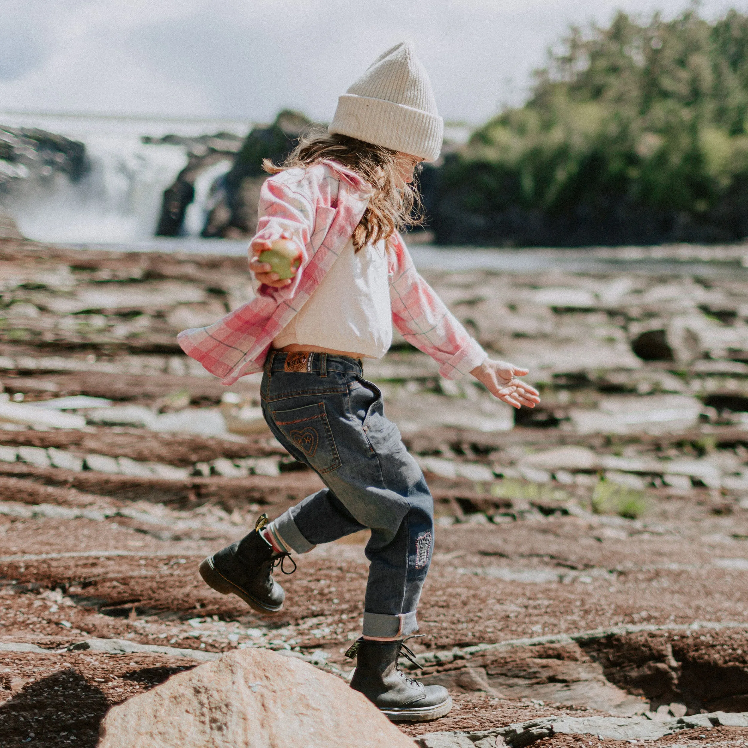 Pantalon coupe décontractée et large en denim léger, enfant || Pants in relaxed and wide fit in light denim, child