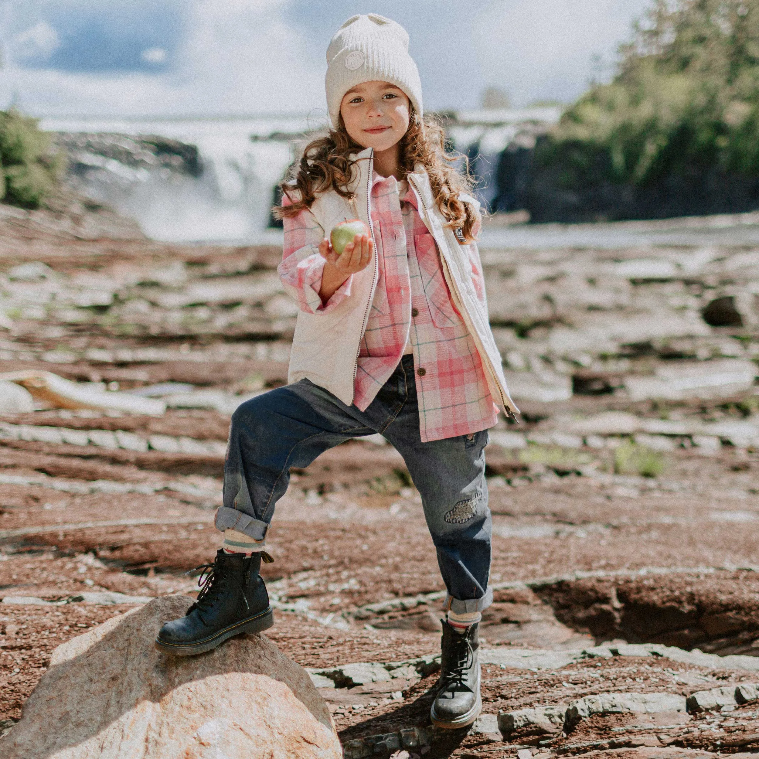 Pantalon coupe décontractée et large en denim léger, enfant || Pants in relaxed and wide fit in light denim, child