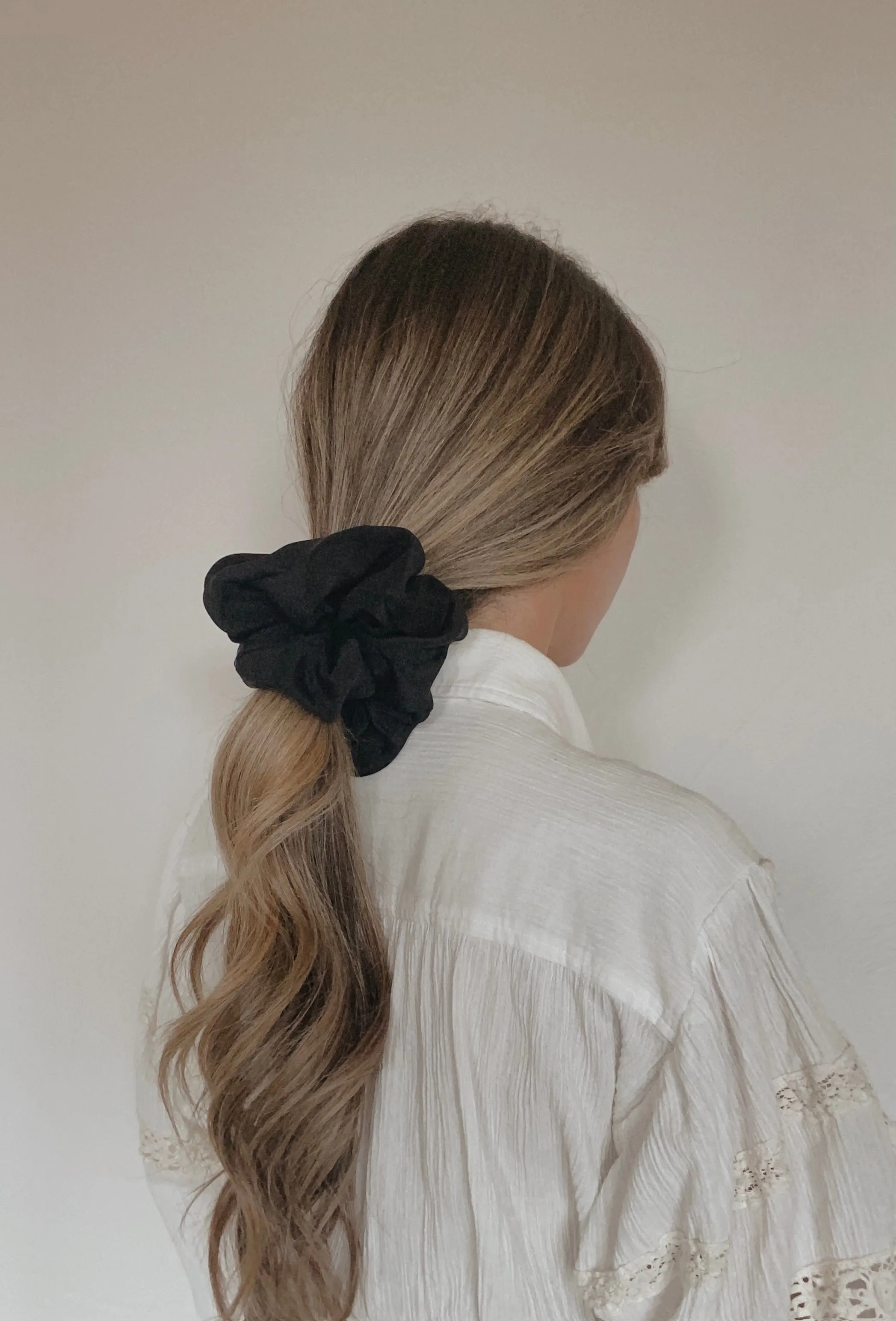 THE ALICE SCRUNCHIE MEDIUM - BLACK
